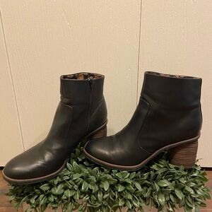 Korks Women's Destiny Block Heel Bootie Sz 11 Brown Ankle Boot Brown
Zip Close